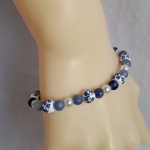 Womens blue floral beaded stretch bracelet